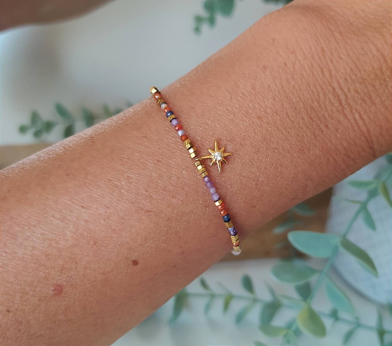 Armband Aus Zirkonium Und Goldenem Hämatitstein Mit Vergoldetem Nordstern-Anhänger Armband Aus Zirkonium Und Goldenem Hämatitstein Mit Vergoldetem Nordstern-Anhänger von SucreNacreAtelier