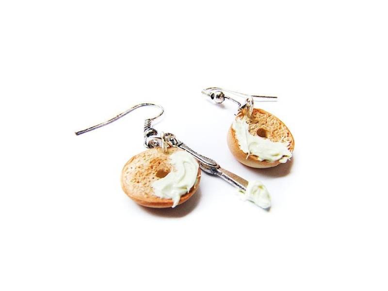 Bagel Ohrringe, Miniatur Essen Schmuck, Handgemachte Polymer Clay Und Frischkäse von SucreSucreMiniatures