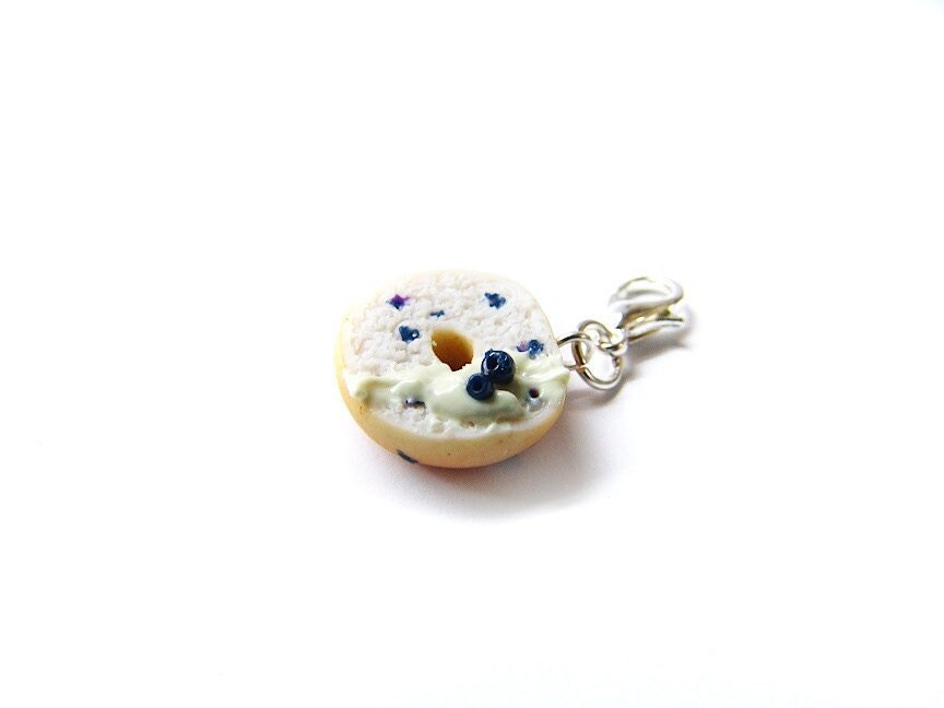 Blaubeer Bagel Charm, Miniatur Essen Schmuck, Handgemachte Polymer Clay Und Frischkäse Blaubeer Bagel Charm, Miniatur Essen Schmuck, Handgemachte Polymer Clay Und Frischkäse von SucreSucreMiniatures