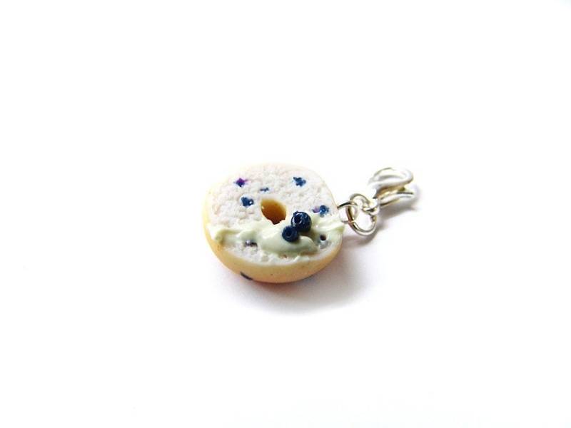 Blaubeer Bagel Charm, Miniatur Essen Schmuck, Handgemachte Polymer Clay Und Frischkäse von SucreSucreMiniatures