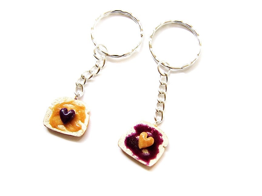 Erdnussbutter Und Traubengelee Schlüsselanhänger, Polymer Clay Gelee Sandwiches, Bff Herzen Toast Charms Erdnussbutter Und Traubengelee Schlüsselanhänger, Polymer Clay Gelee Sandwiches, Bff Herzen Toast Charms von SucreSucreMiniatures