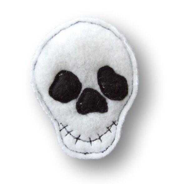 Happy Skull Anstecknadel, Weißes Fleece, Handgemacht Original Design, Silber Sicherheitsverschluss, Ca. 6, 5x7cm Happy Skull Anstecknadel, Weißes Fleece, Handgemacht Original Design, Silber Sicherheitsverschluss, Ca. 6, 5x7cm von SueBatemanTextiles
