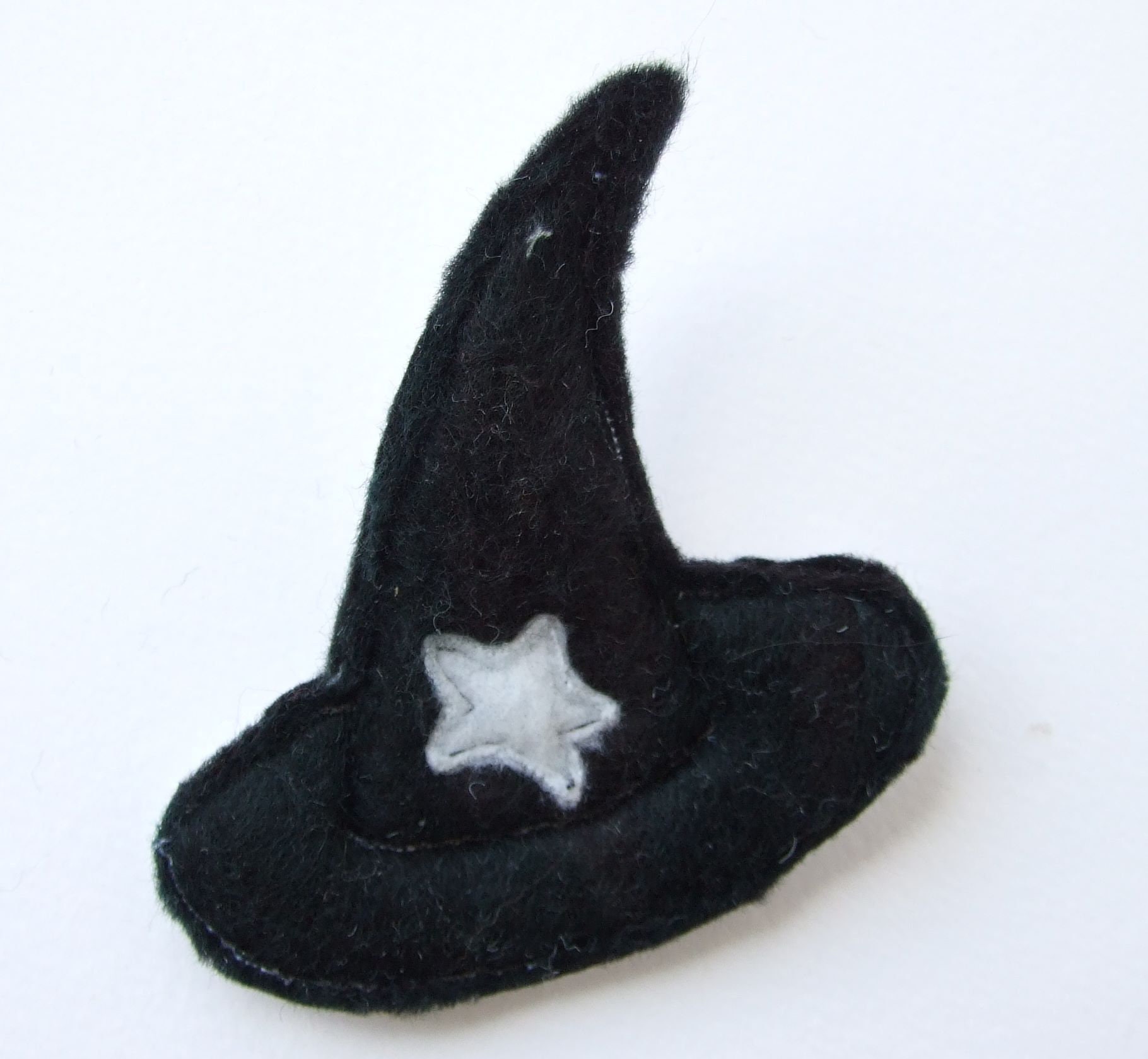 Witch Es Hat Pin, Schwarz & Weiß Fleece, Handgemachtes Original Design, Silber Sicherheitsverschluss, Ca. 8, 5cmx9cm Witch Es Hat Pin, Schwarz & Weiß Fleece, Handgemachtes Original Design, Silber Sicherheitsverschluss, Ca. 8, 5cmx9cm von SueBatemanTextiles