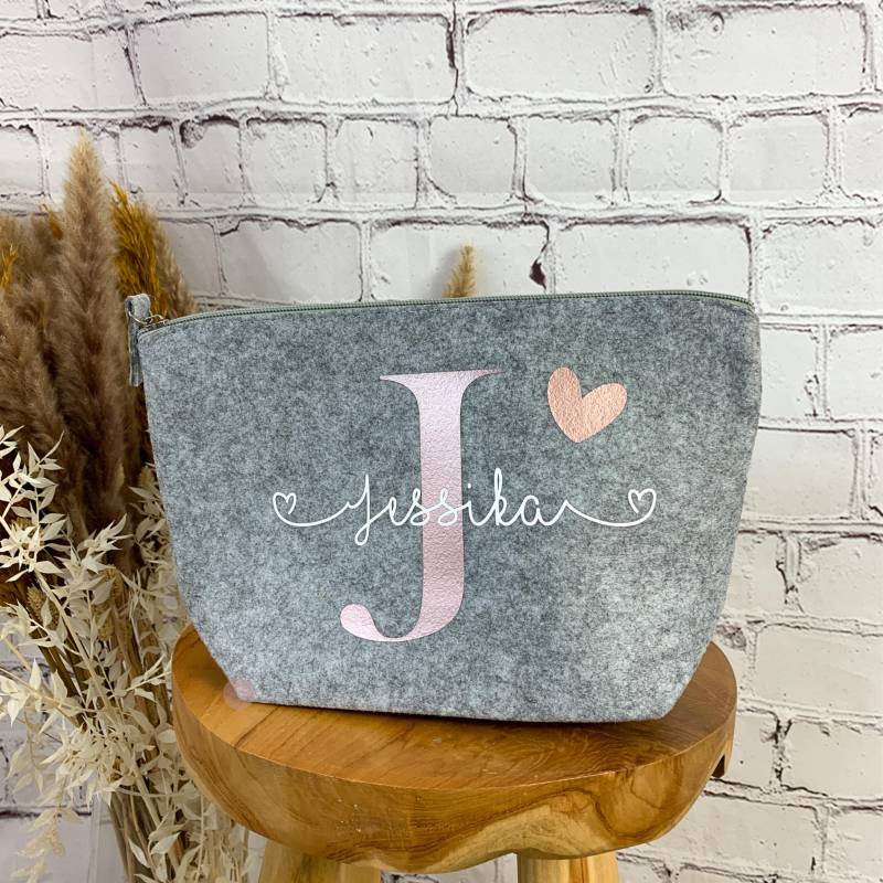 Kosmetiktasche Personalisiert Filz Mit Namen Als Geschenk Für Beste Freundin Oder Mädchen | Kulturtasche Geburtstag Schminktasche von SueBeCreative