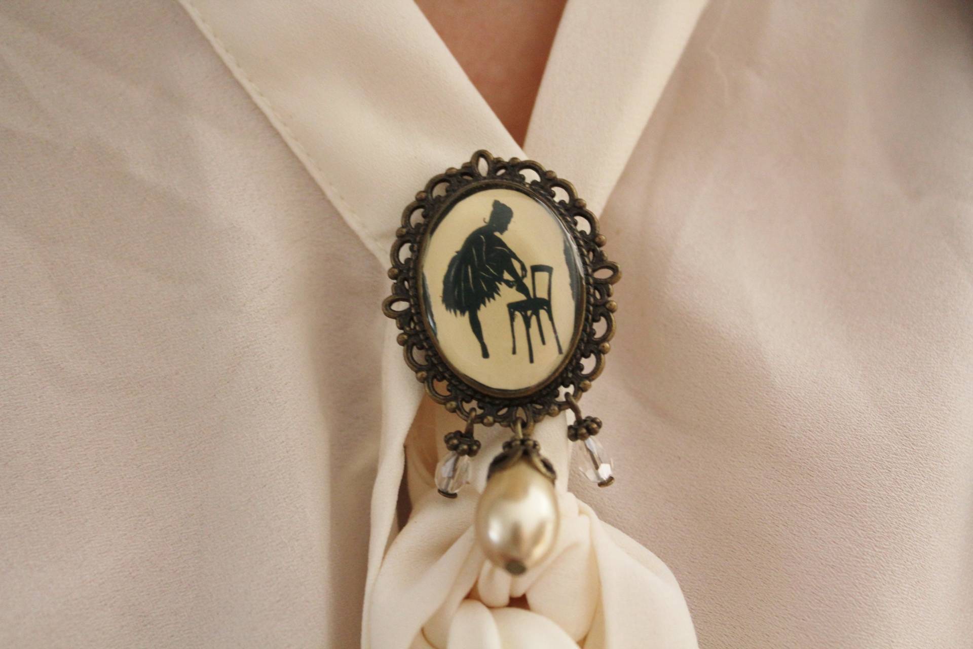 Antike Bronze Cameo Brosche Perle & Swarovski Kristall Scarf Pin von SuesArts