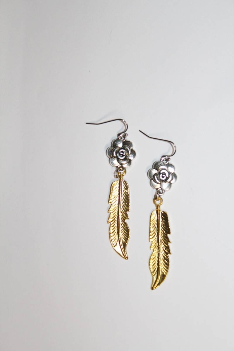 Handgemachte Gold Feder Ohrringe Boho Blumen Ohrringe von SuesArts