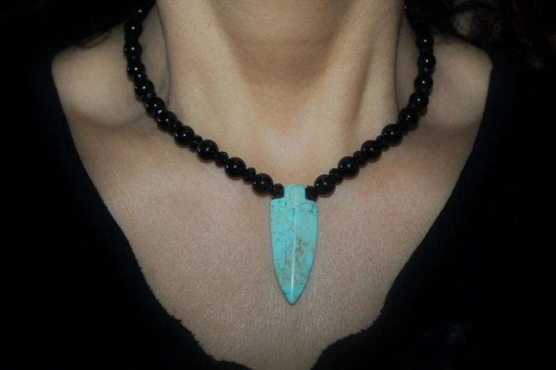 Handgemachte Halskette Mit Schwarzem Onyx Türkiser Pfeil Anhänger von SuesArts
