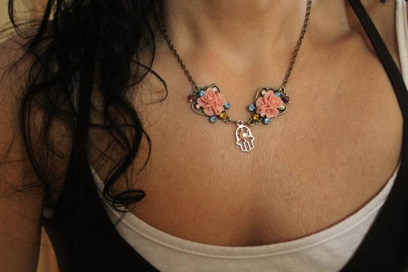 Handgemachte Hamsa Halskette Antik Bronze Filigrane Blumen Charm von SuesArts