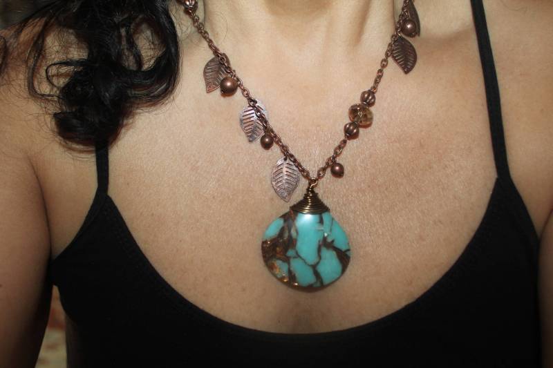 Handgemachte Kupferdraht-Wrap-Tränen-Halskette Bornit-stein, 40cm von SuesArts