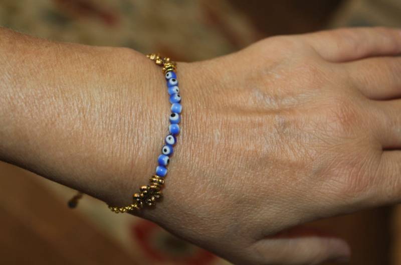 Handgemachtes Evil Eye Hamsa Armband Perlenbesetzter Glasanhänger von SuesArts