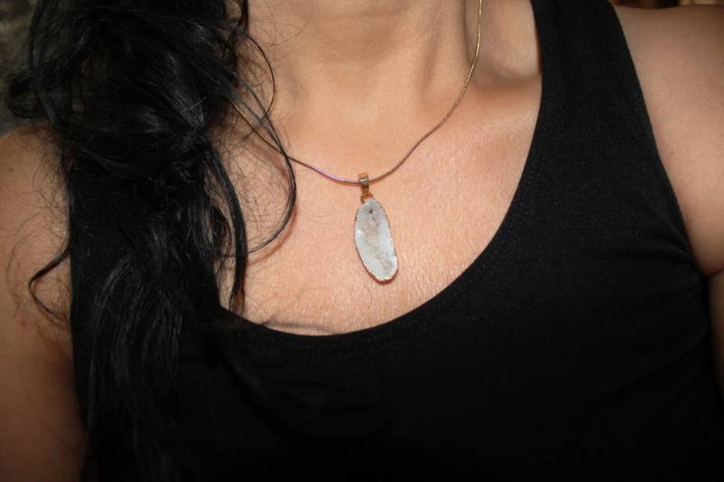 Natürliche Achat Druzy Geode Halskette Eleganter Goldstein Anhänger von SuesArts