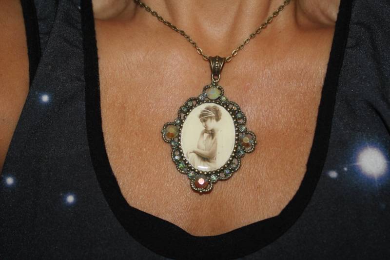 Vintage Lady Kamee Anhänger Handgemachter Eleganter Anhänger von SuesArts