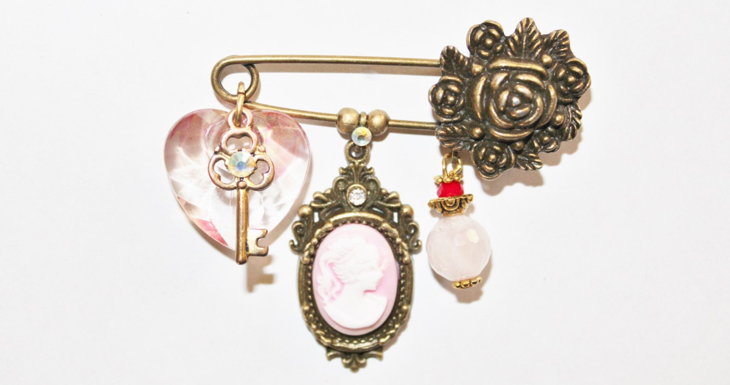 Vintage Stil Charm Brosche Elegante Kilt Brosche Schal Anstecknadel von SuesArts