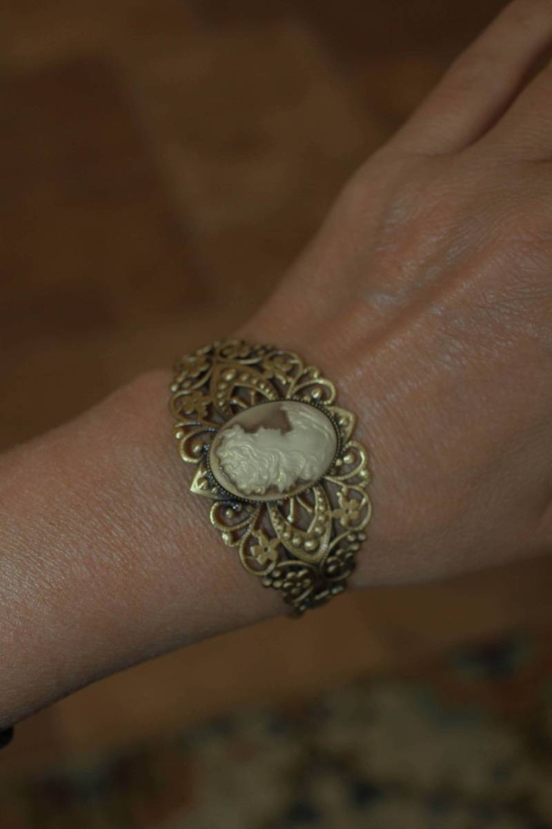 Vintage Style Cameo Cuff Armband Handgefertigter Verstellbarer Metallarmreif von SuesArts