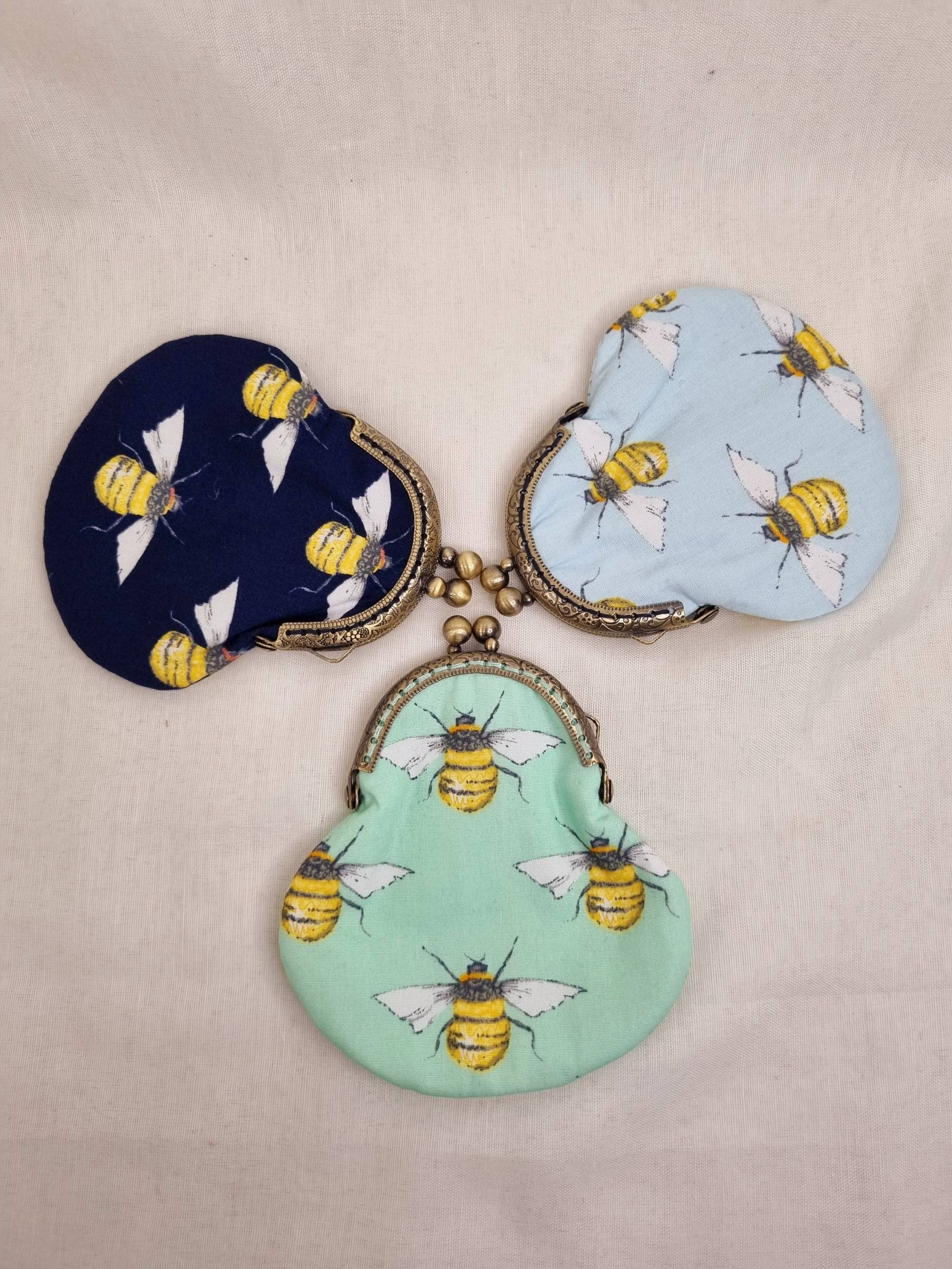 Handgenähte Bienen Geldbörse Bronze Kuss Verschluss Rahmen Handgenähte Bienen Geldbörse Bronze Kuss Verschluss Rahmen von Suesdainties