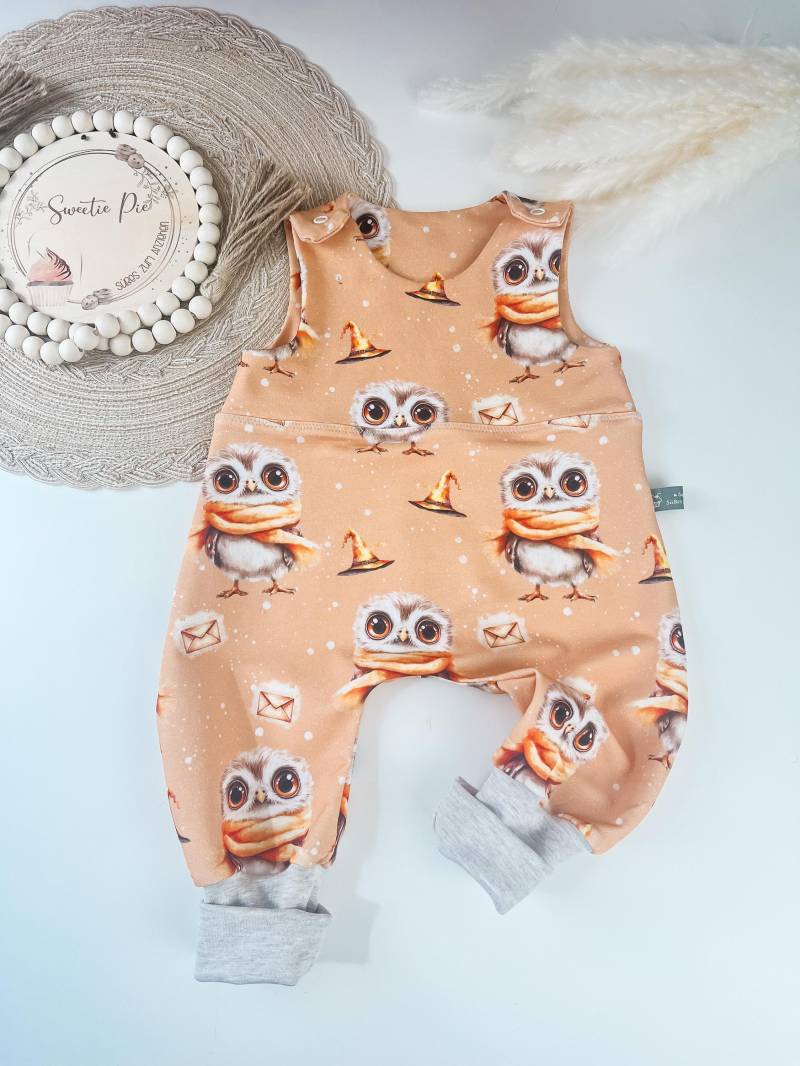 Handgemachter Baby-strampler - Pfirsichfarben Mit Eulen-Applikation Bio-Baumwolle Geschenk Zur Geburt Unisex Größen 50-98 von SuesseszumAnziehen