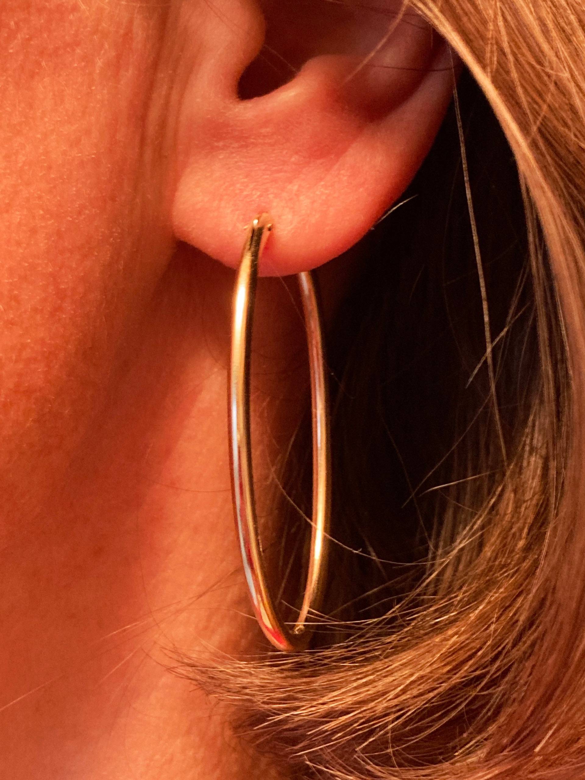 12K Goldgefüllte Ovale Kreole | Glänzend & Hautfreundlich Single-Ohrring Mit Klickverschluss Größen S-L | 35-47 Mm von Suessmaedchen