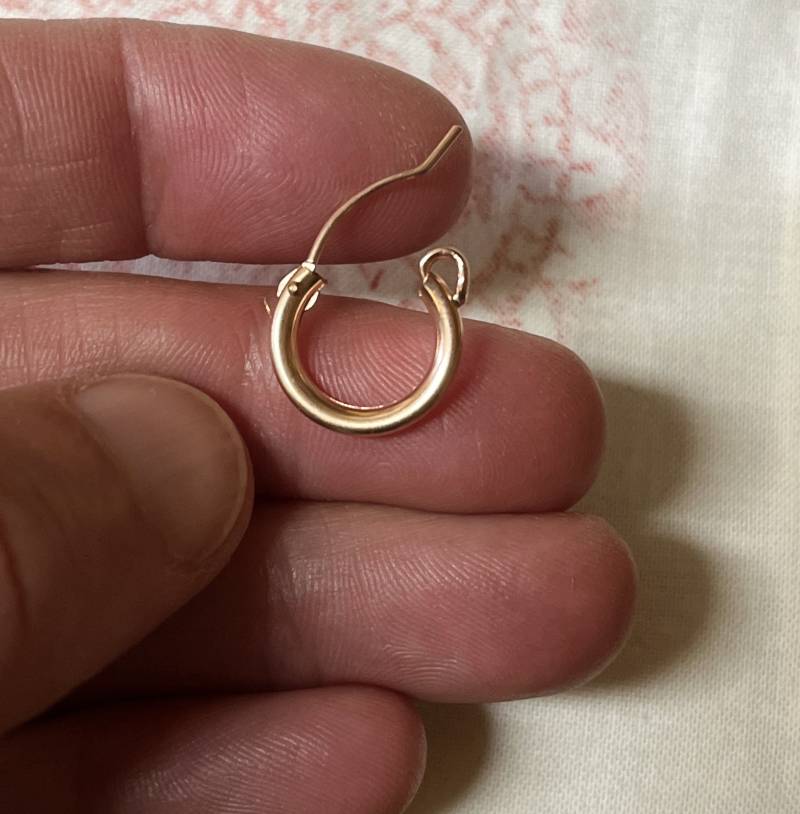 12K Roségoldgefüllte Kreole 14 Mm | Glänzender Textur-Hoop Single-Ohrring Mit Klickverschluss Hautfreundlich Limited Edition von Suessmaedchen