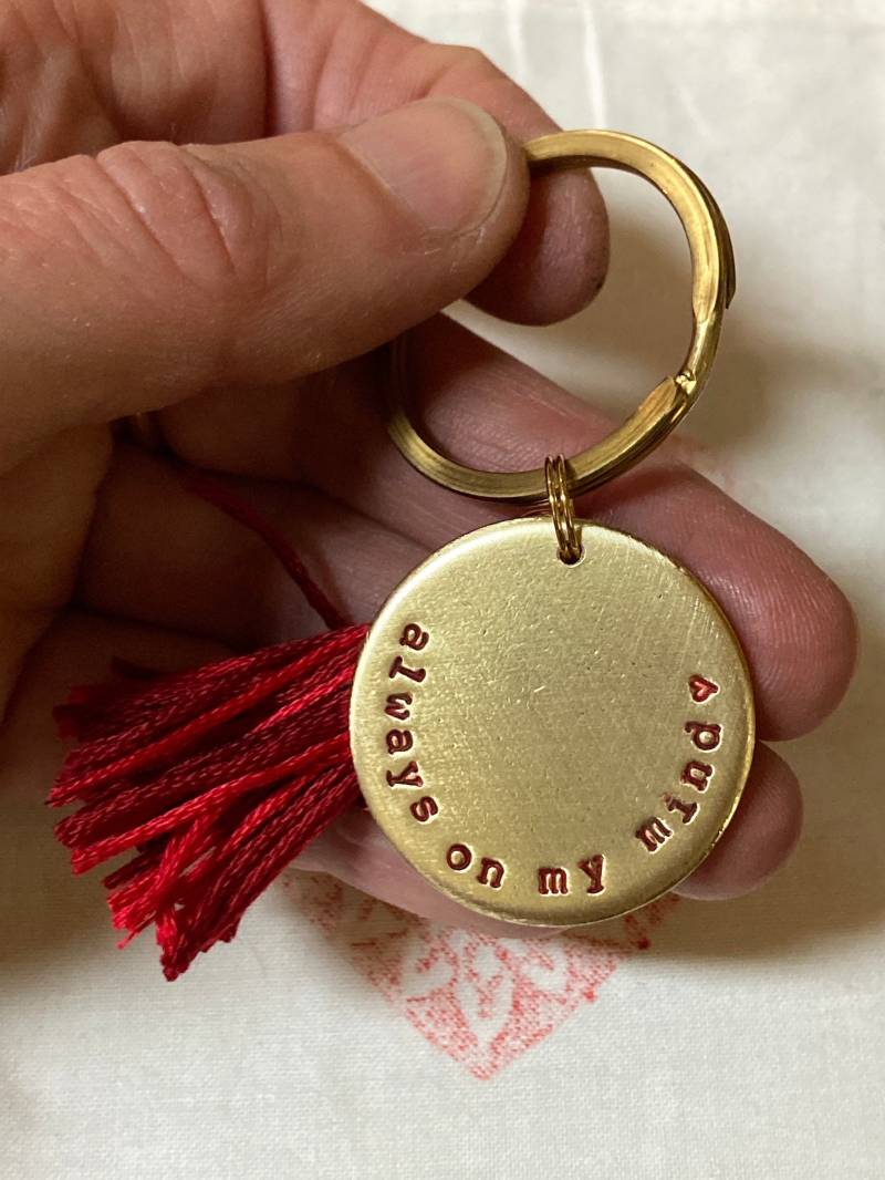 Always On My Mind Anhänger Handgestempelter Schlüsselanhänger Liebevolle Geschenkidee Für Partner Oder Freundin von Suessmaedchen