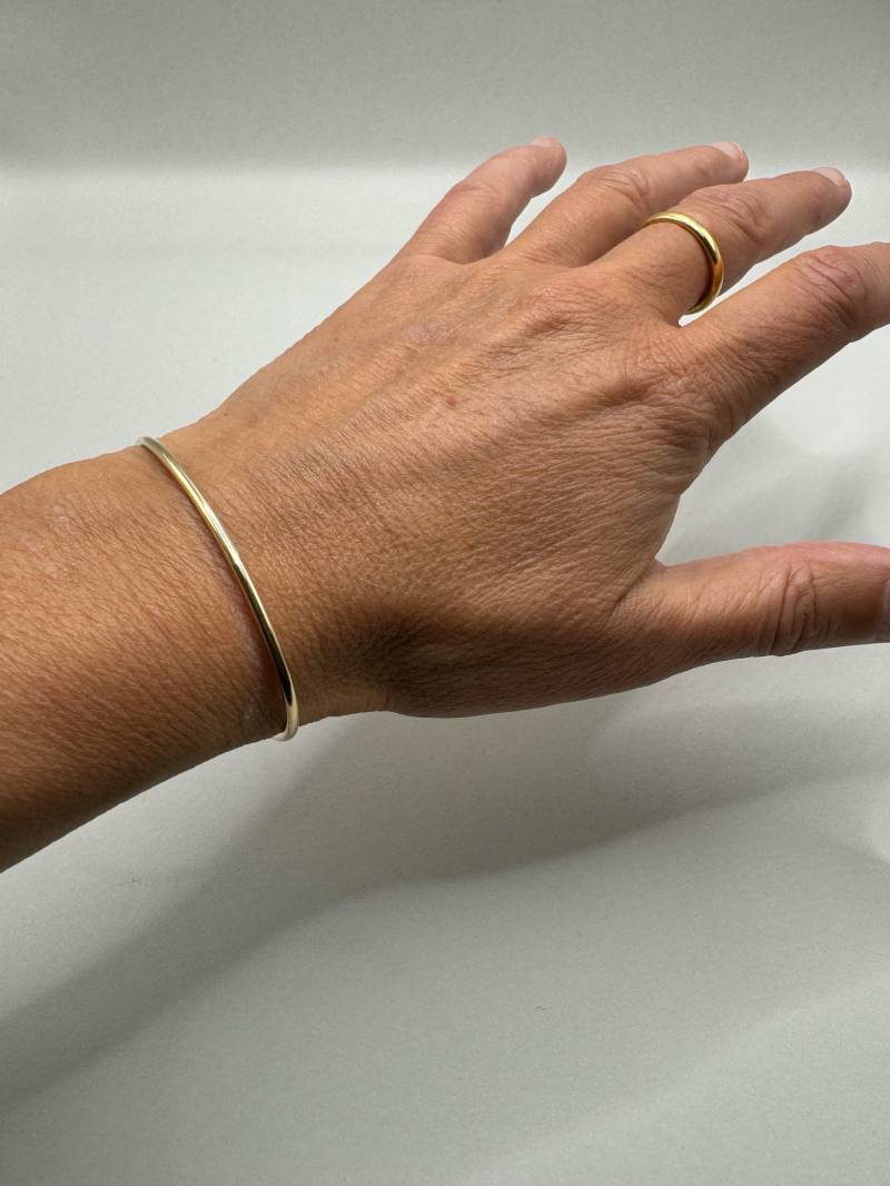 Goldgefüllter Armreif Hypoallergener Gold Filled Reif Eleganter Schmuck Gold Schmal Armspange 12K Gf Geschenk Für Sie Und Ihn von Suessmaedchen