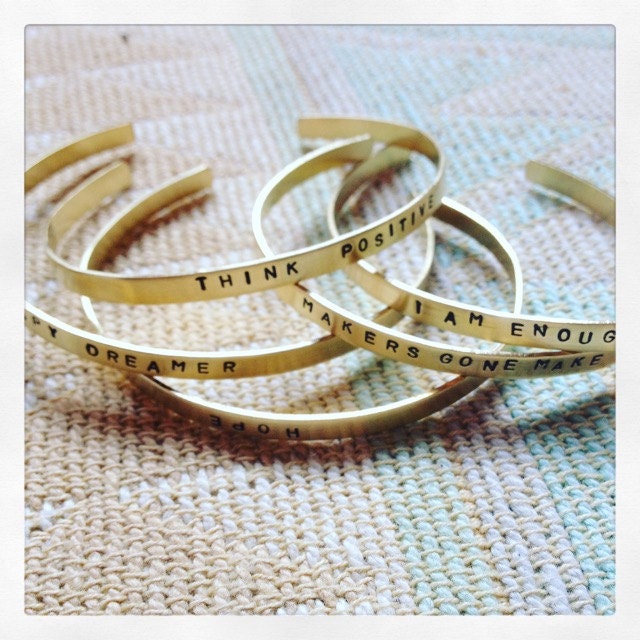 Armreif Personalisiert Mit Wunschtext Goldene Armspange Handgestempelt Golden Reif Schmal Mantra Armschmuck Kleiner Mädchen von Suessmaedchen