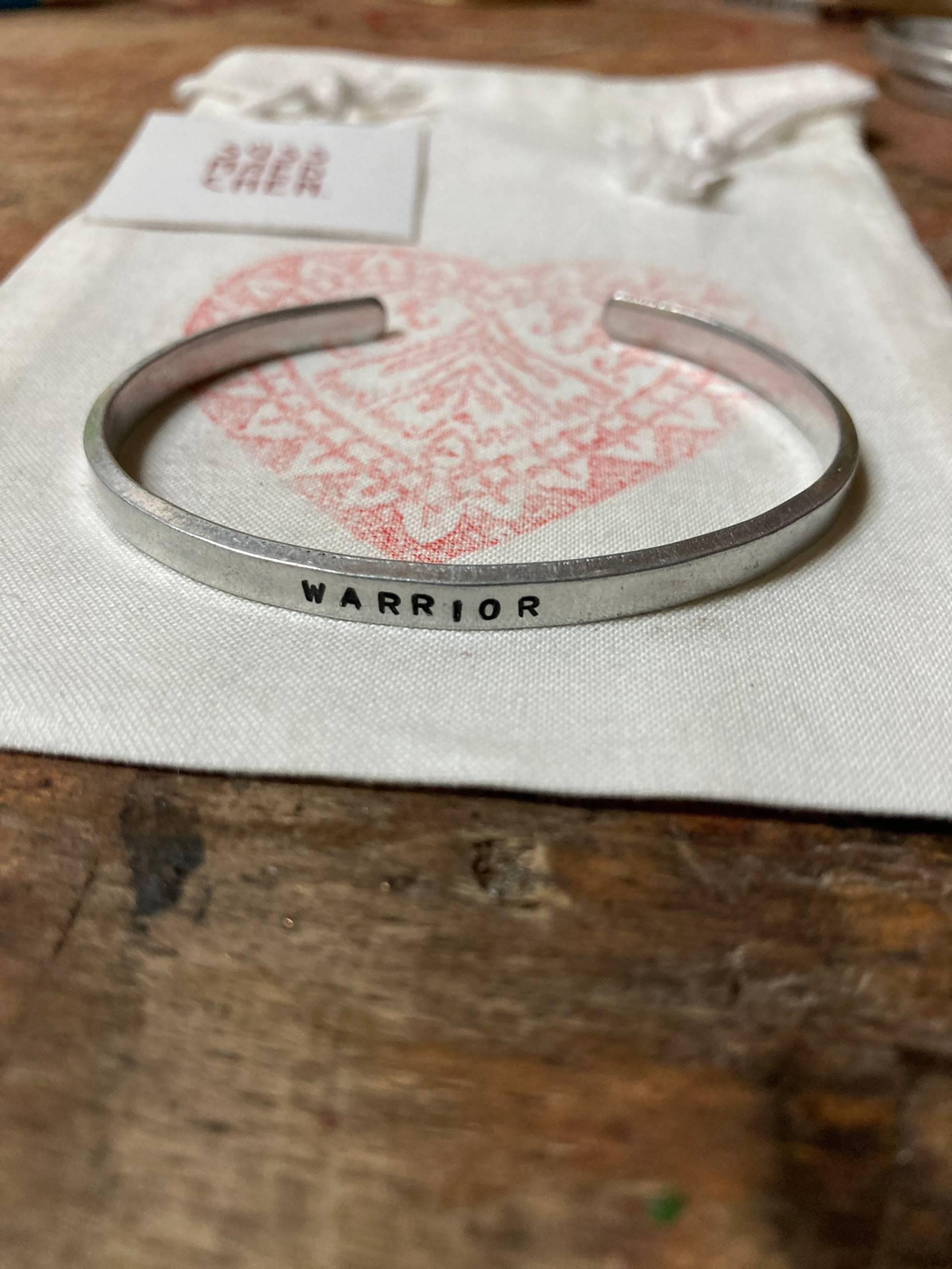 Armreif Warrior Schmaler Armspange Handgestempelt Aluminium Manschetten Armband Biegbar Und Wasserfest, Geschenk Kämpferin von Suessmaedchen