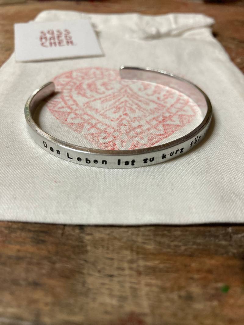 Armreifen Das Leben Ist Zu Kurz Für Irgendwann Armspange Handgestempelt Armschmuck Strand Silberner Manschette Schmal Biegbar Und Wasserfest von Suessmaedchen