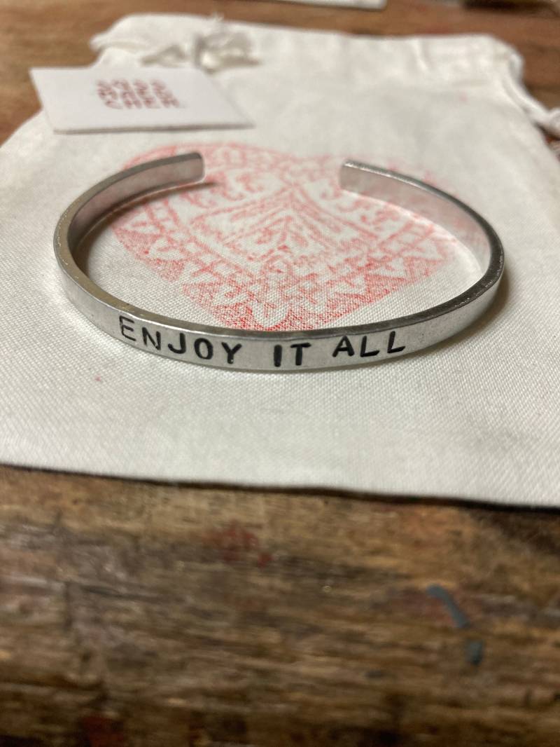 Enjoy It All Armreif - Handgestempelte Silberne Armspange | Biegbar & Wasserfest Motivationsschmuck Geschenk Für Tochter von Suessmaedchen
