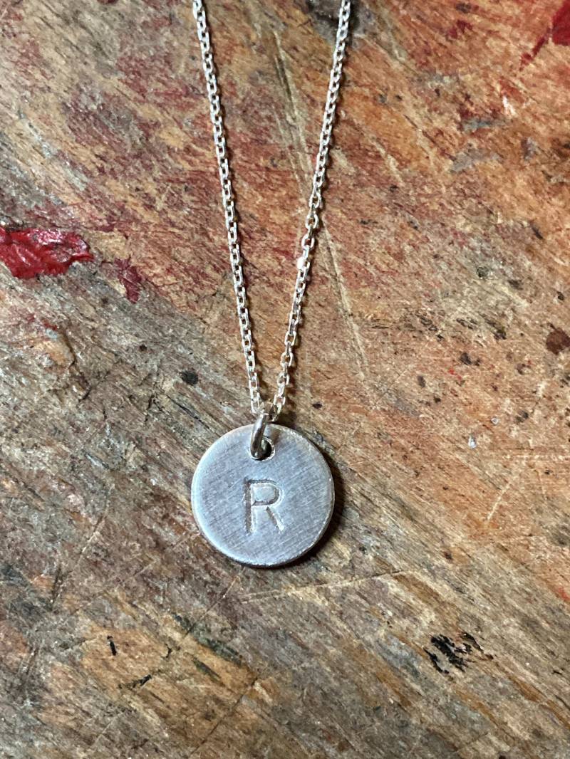 Buchstaben Anhänger Mit Silberkette Initial Kettenanhänger Einschulung Geschenk Wunschbuchstabe Latein Hebräisch Kyrillisch Griechisch von Suessmaedchen