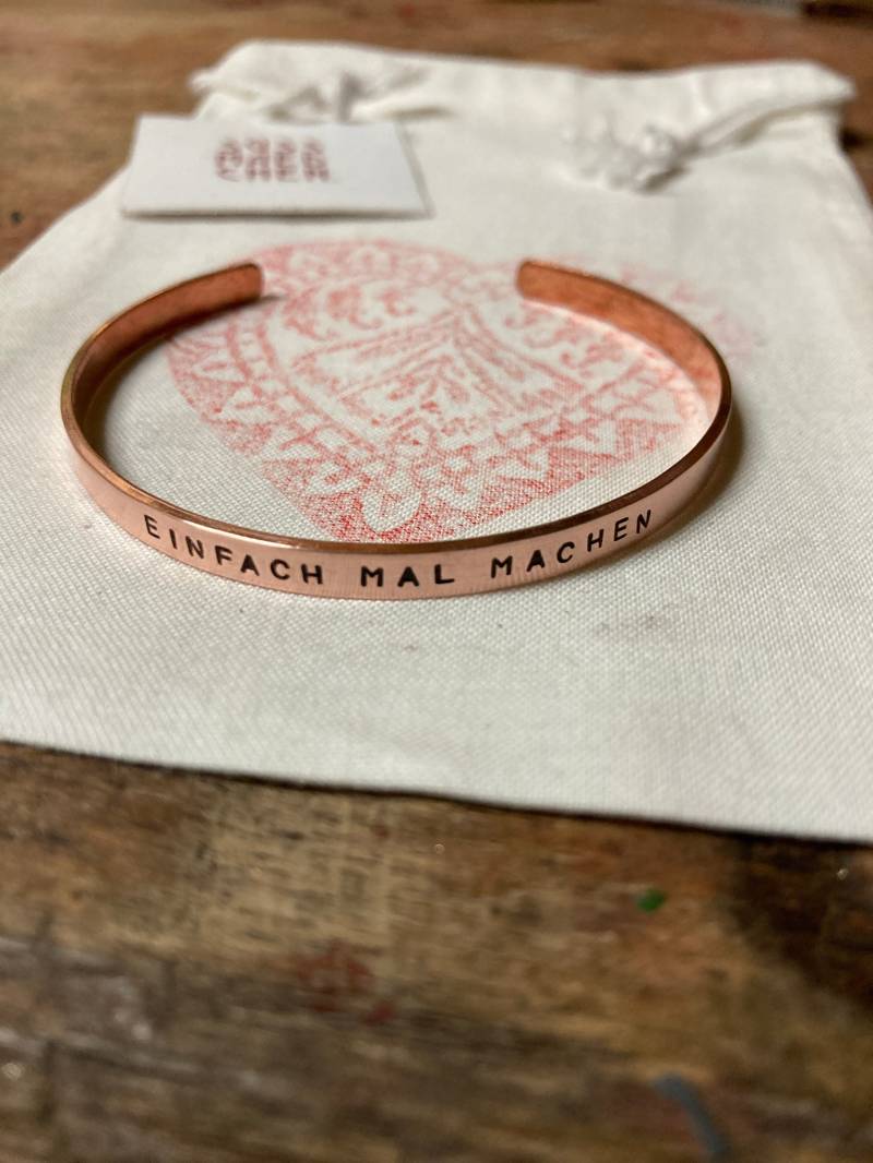 Einfach Mal Machen Handgestempelter Schmaler Armreif, Rosèfarbene Armspange Biegbar Anpassbar, Motivation Schmuck Als Geschenk Einfach Mal Machen Handgestempelter Schmaler Armreif, Rosèfarbene Armspange Biegbar Anpassbar, Motivation Schmuck Als Geschenk von Suessmaedchen