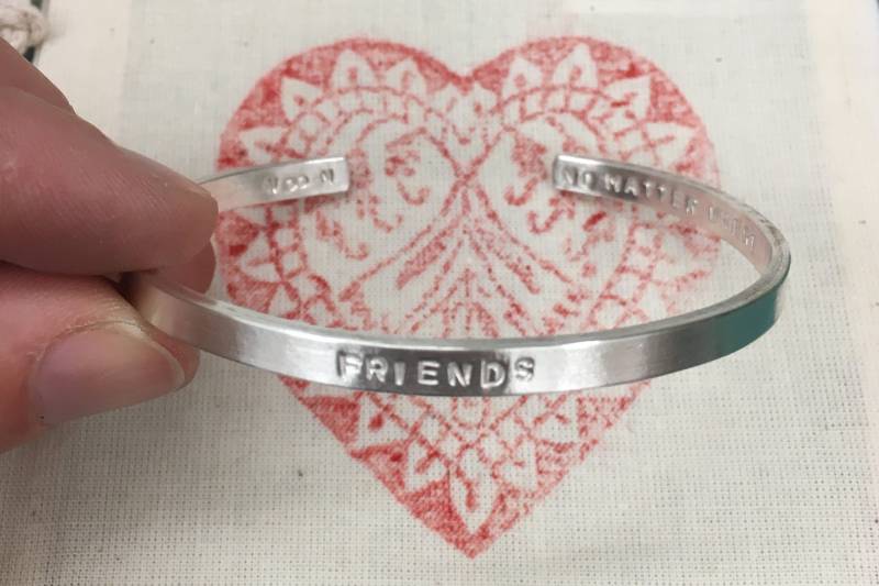 Feinsilber Armreif Personalisieren Beidseitig, Handgestempelt Wunschtext, Biegbare Armspange von Suessmaedchen