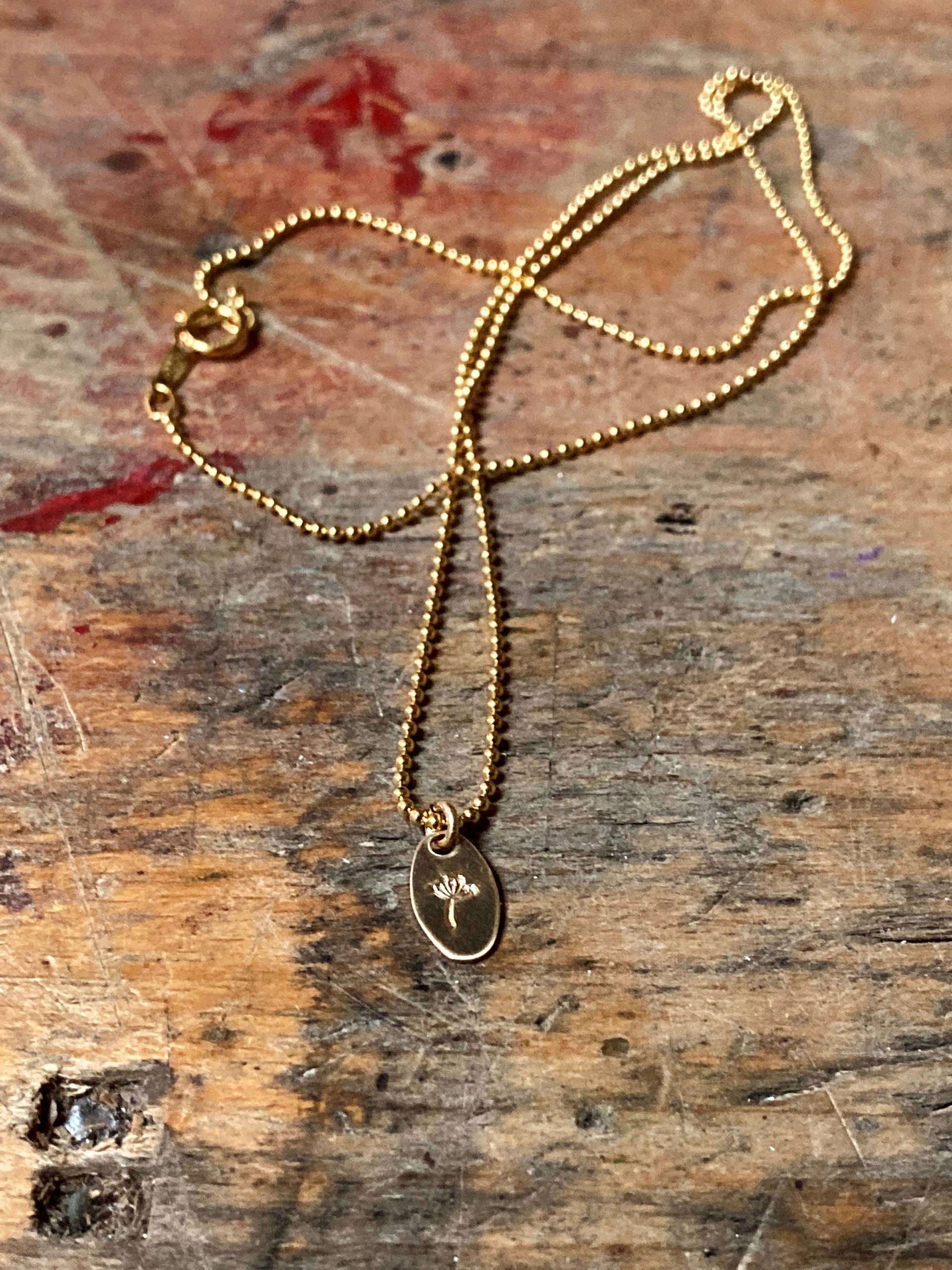 Filigrane Goldgefüllte Halskette Handgestempelter Symbol Anhänger Ovale Platte 10x6mm Feine Kugelkette 1.2mm Symbole Zur Auswahl von Suessmaedchen