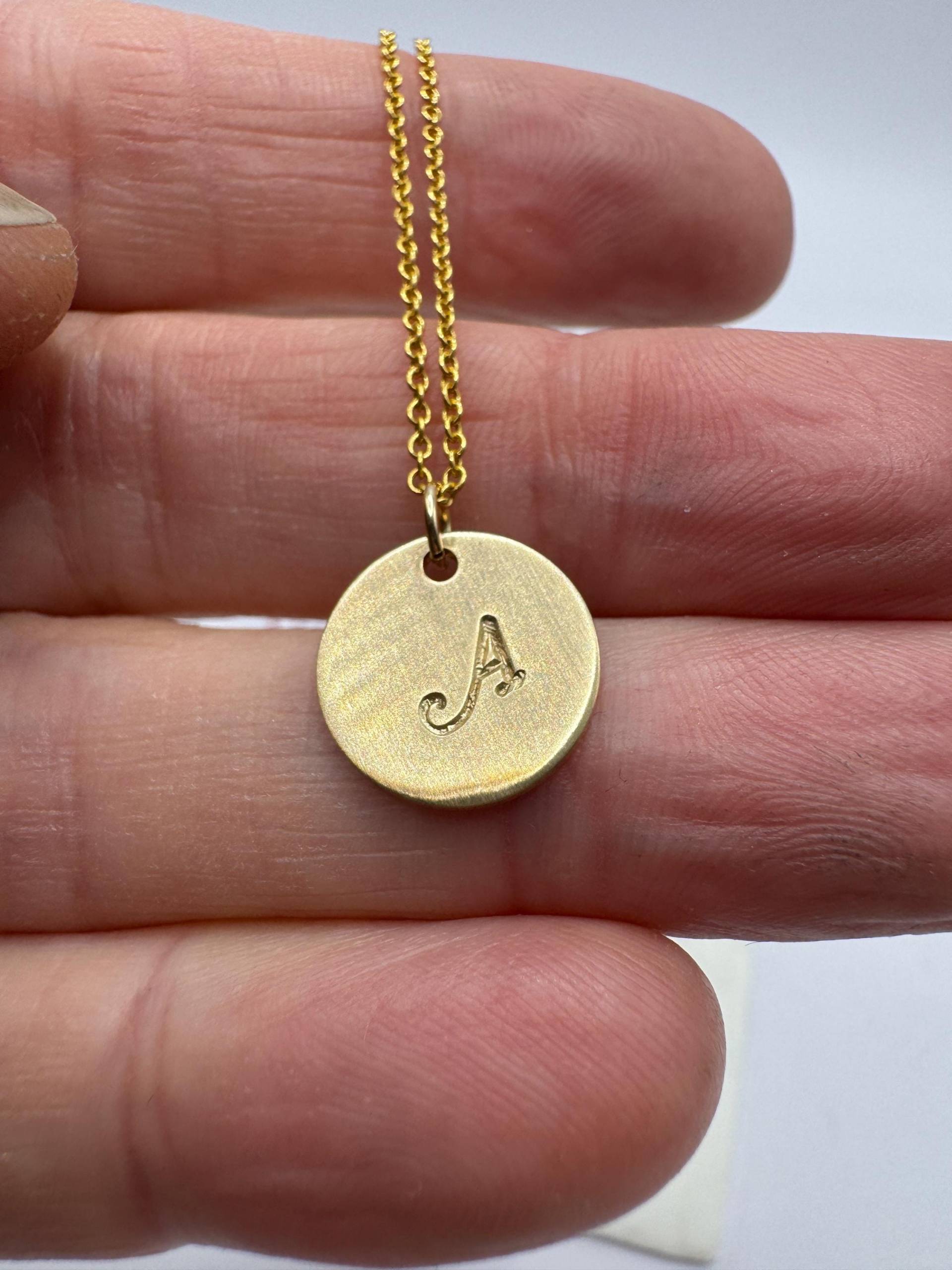 Gold Buchstaben Kette 14K Goldgefüllte Initials Halskette Handgestempelt Mit Anhänger Personalisierte Namenskette Enkelin von Suessmaedchen