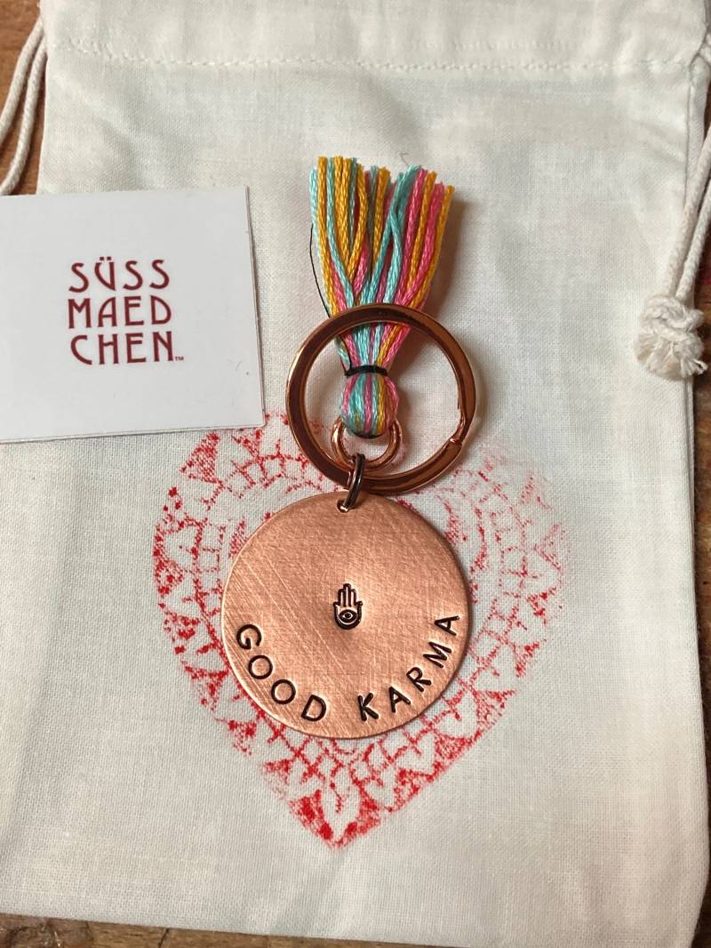 Good Karma Schlüsselanhänger Handgestempelt Statement Anhänger Fatimas Hand Schmuck Spruch Positive Vibes von Suessmaedchen