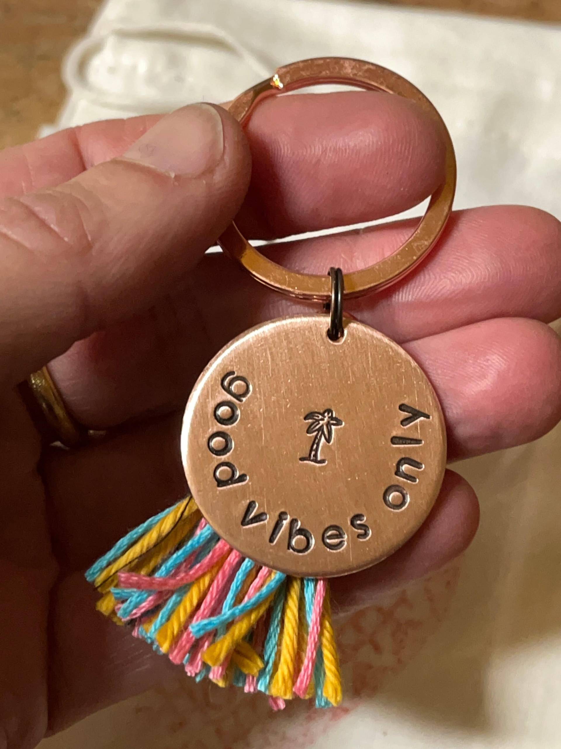 Good Vibes Only Schlüsselanhänger Positive Gedanken Geschenk Anhänger Motivation Kollegin Abschied Gestempelter Schmuck von Suessmaedchen