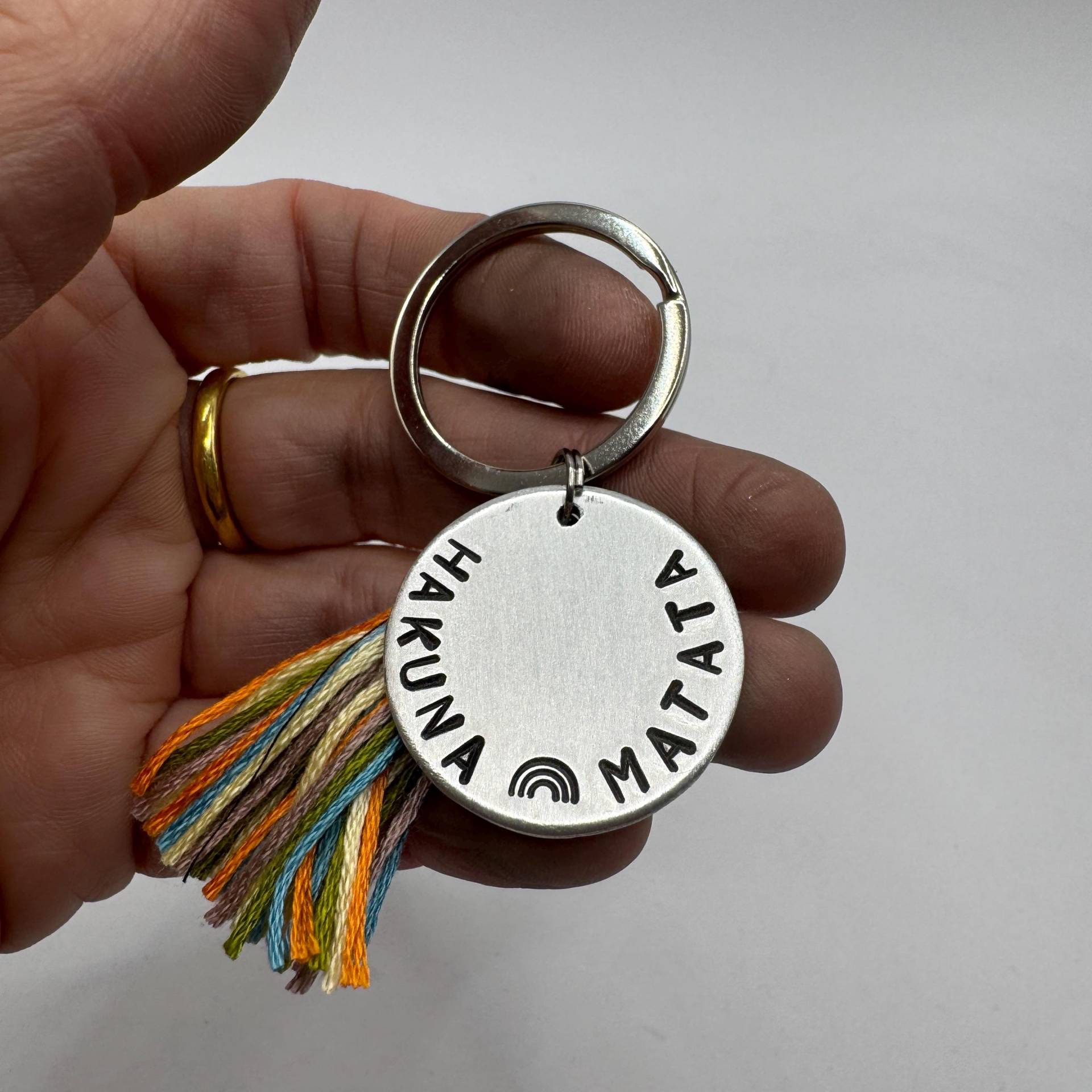 Hakuna Matata Schlüsselanhänger Leben Ohne Sorgen Geschenk Lieblingskollegin Glücksbringer Positives Mindset Geschenkidee Anhänger Talisman von Suessmaedchen