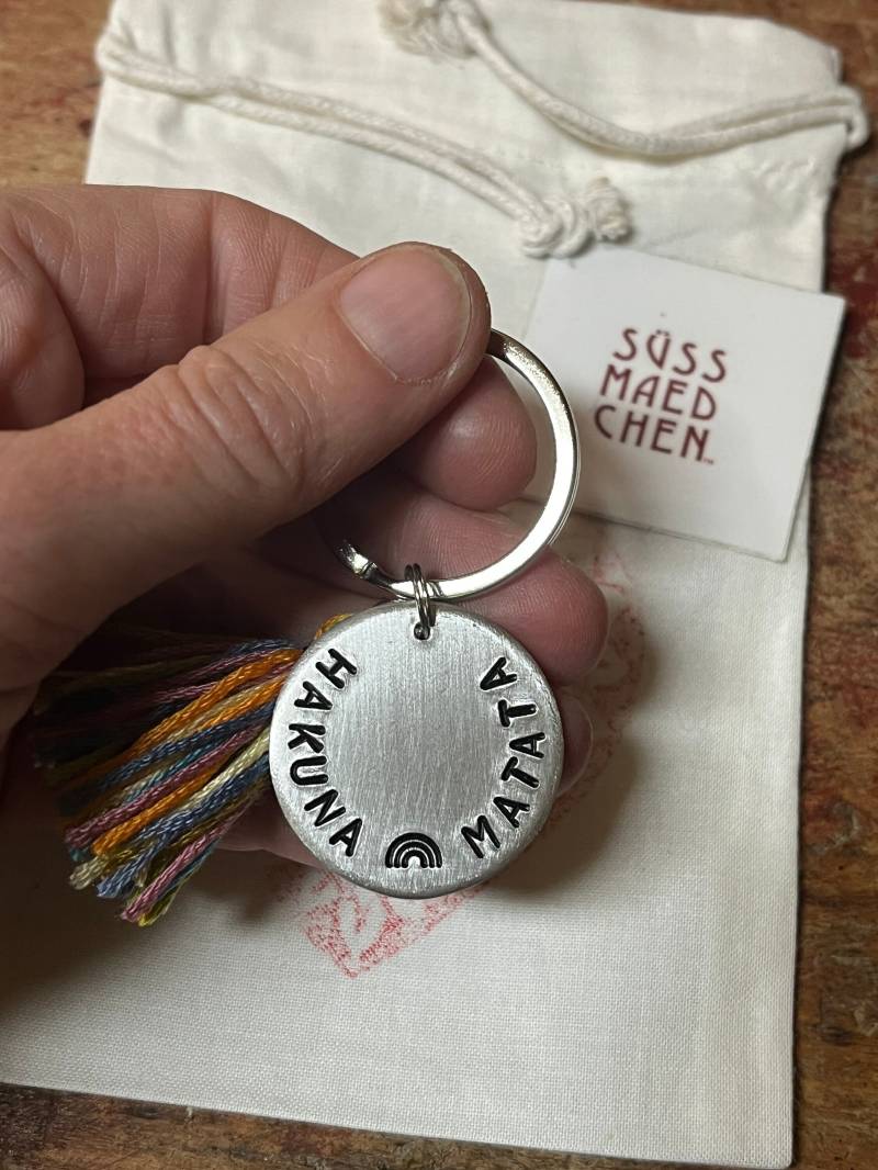 Hakuna Matata Schlüsselanhänger Tochter Geschenk Lieblingskollegin Glücksbringer Autoschlüssel Erinnerung Löwin Regenbogen Anhänger von Suessmaedchen