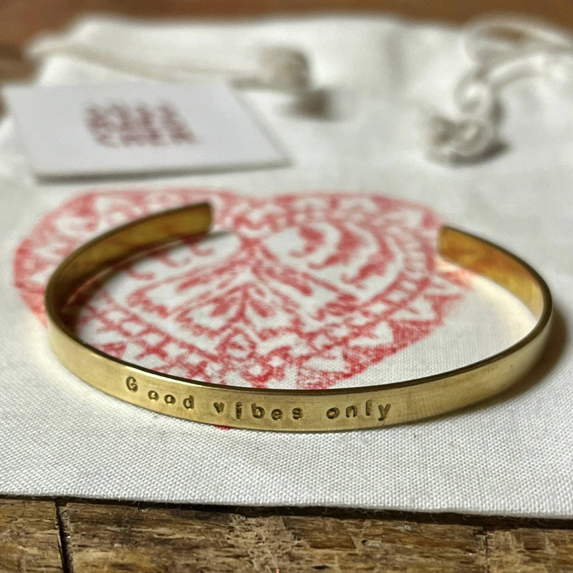 Handgestempelte Armspange Mit Lebensmotto | Biegbarer Goldfarbener Armreifen von Suessmaedchen