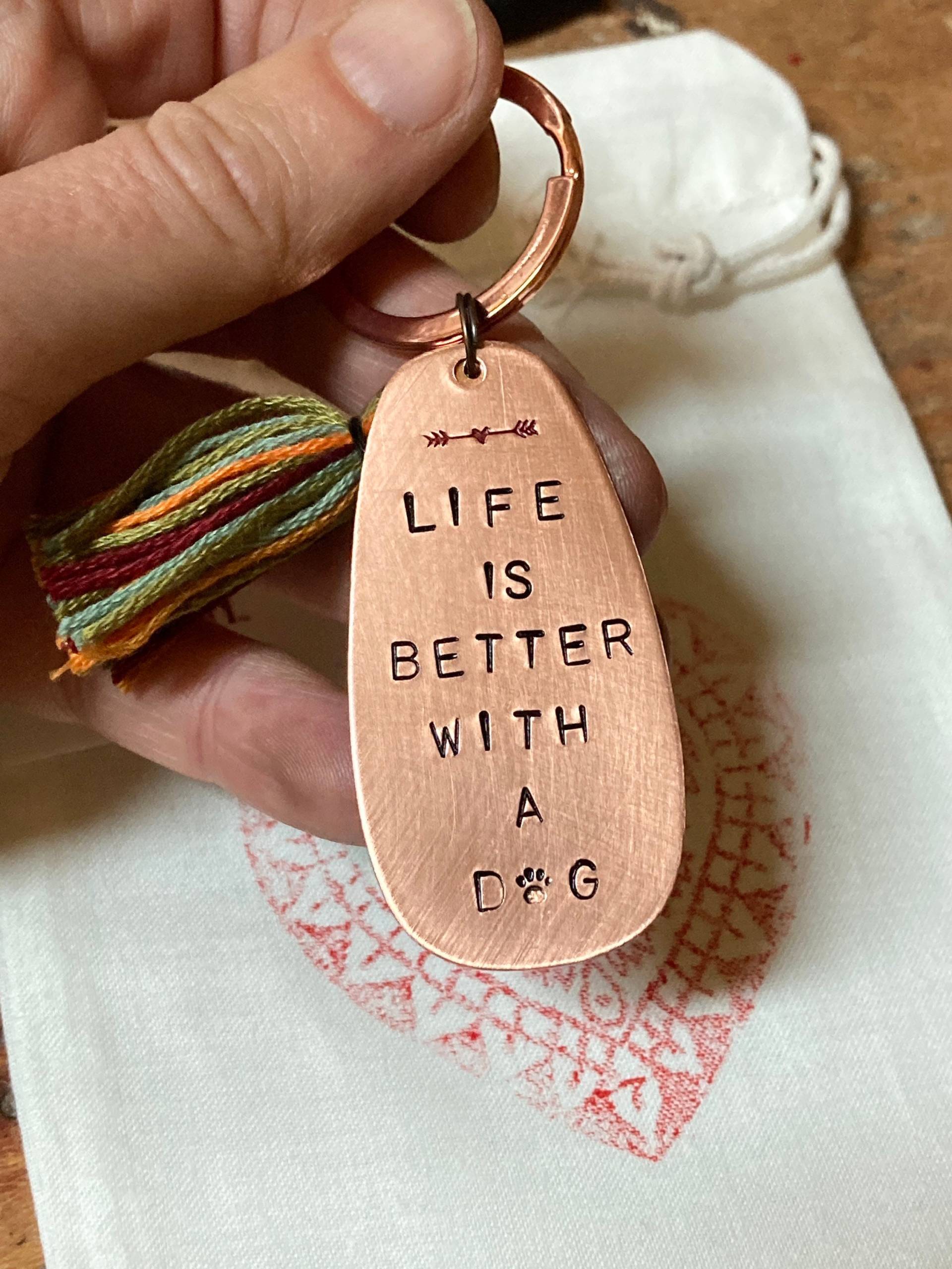Handgestempelter Kupfer Anhänger Hundeliebhaber Geschenk Mit Quaste Life Is Better With A Dog Schlüsselanhänger Hund Mama Accessoire von Suessmaedchen