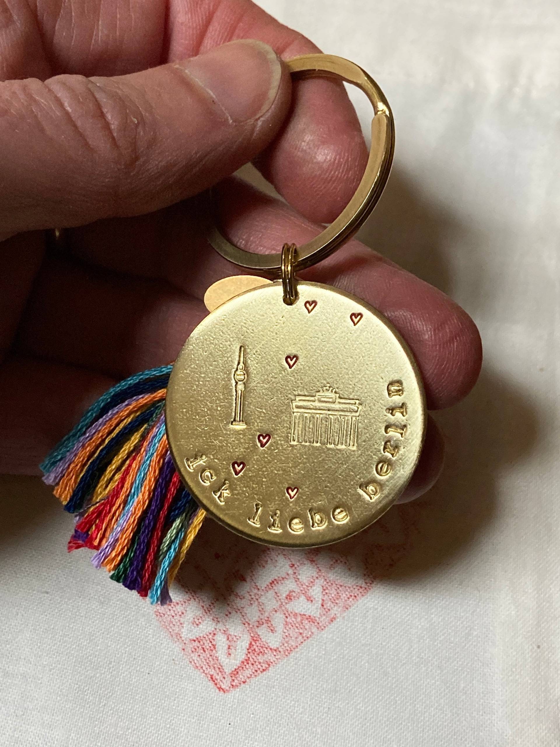 Ick Liebe Berlin - Schlüsselanhänger Für Hauptstädter, Geschenk Zum Umzug, Goldener Anhänger Mit Fernsehturm Und Brandenburger Tor von Suessmaedchen