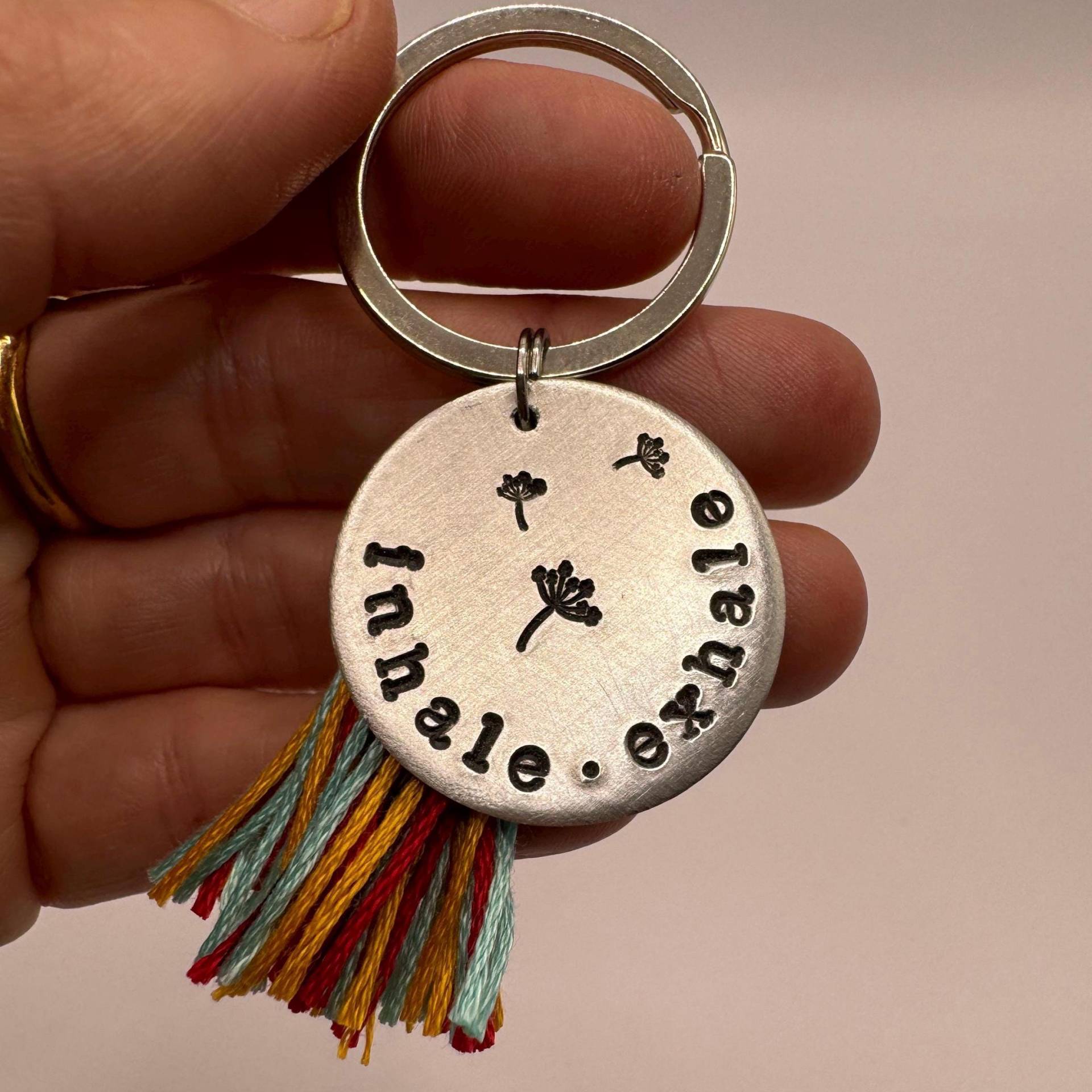 Inhale Exhale Schlüsselanhänger Yoga Accessoire Meditation Einatmen Ausatmen Krankenschwester Geschenk Om Anhänger Namaste Achtsamkeit von Suessmaedchen