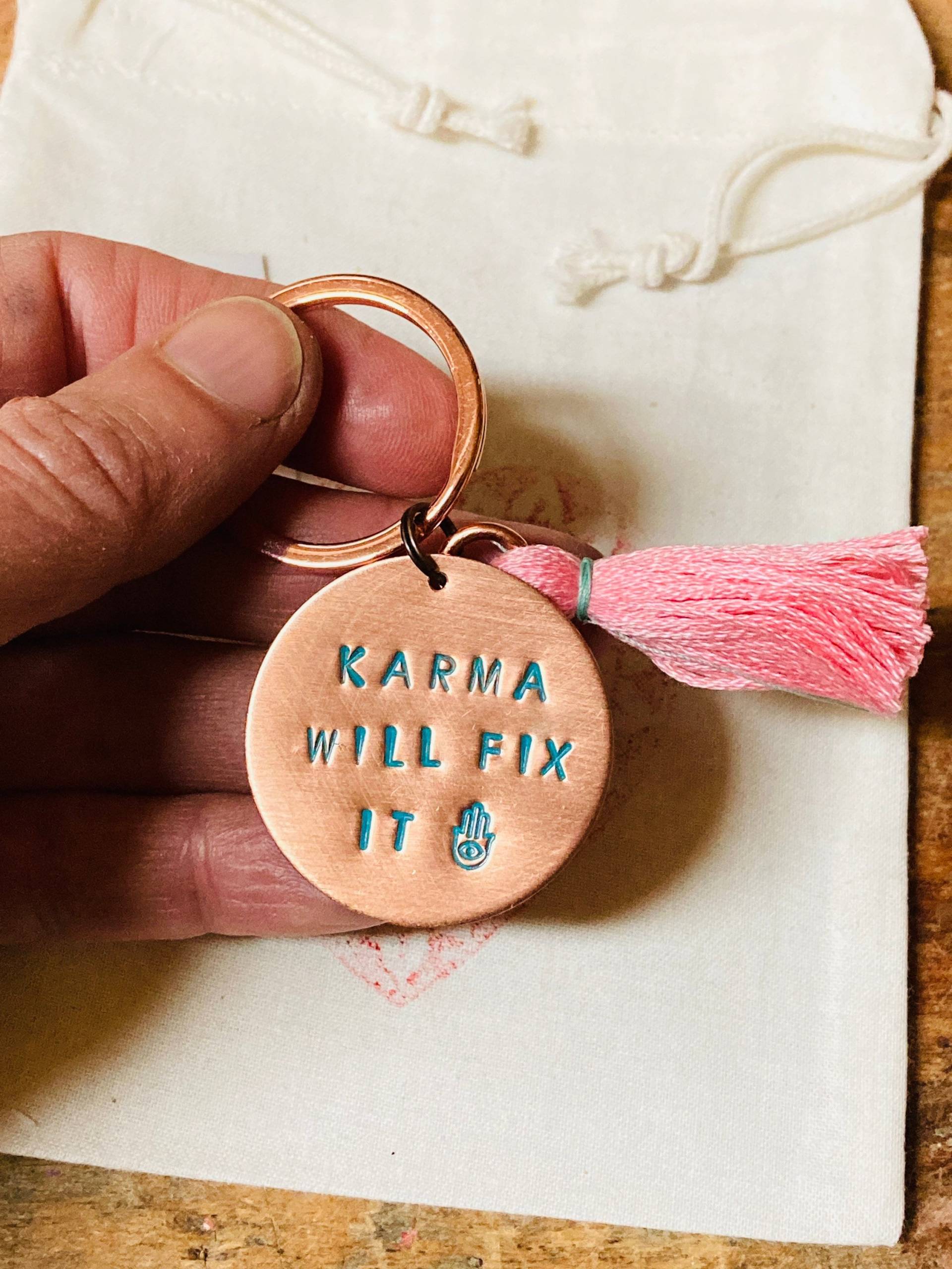 Karma Will Fix It Anhänger Handgestempelt Glücksbringer Rosé Schlüsselanhänger Mit Fatimas Hand Spruchanhänger Geschenk von Suessmaedchen