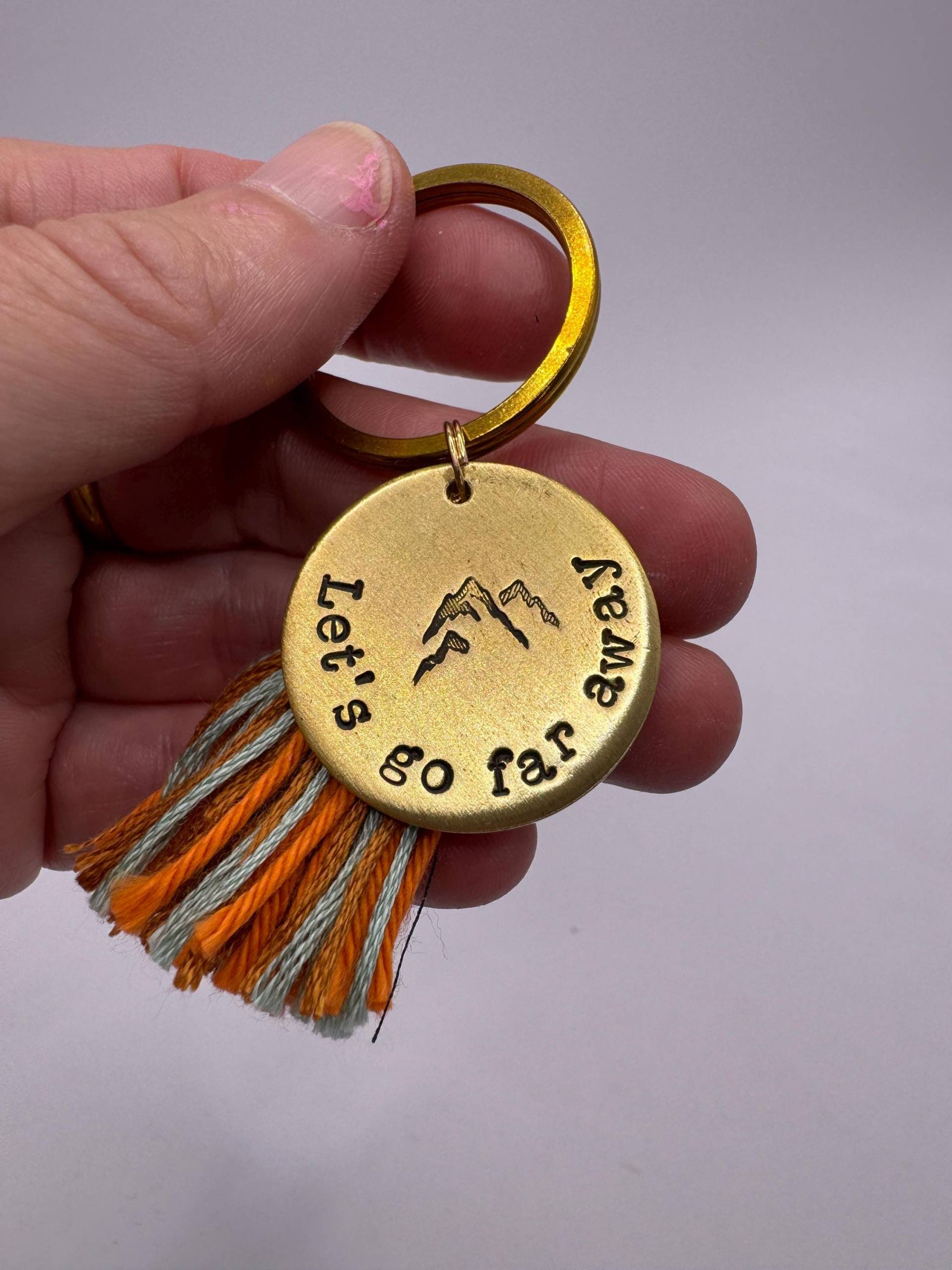 Lets Go Far Away Anhänger Bergmotiv Schlüsselanhänger Wanderlust Geschenk Outdoor, Camper Van Life Zubehör, Naturfreunde Talisman Reise von Suessmaedchen
