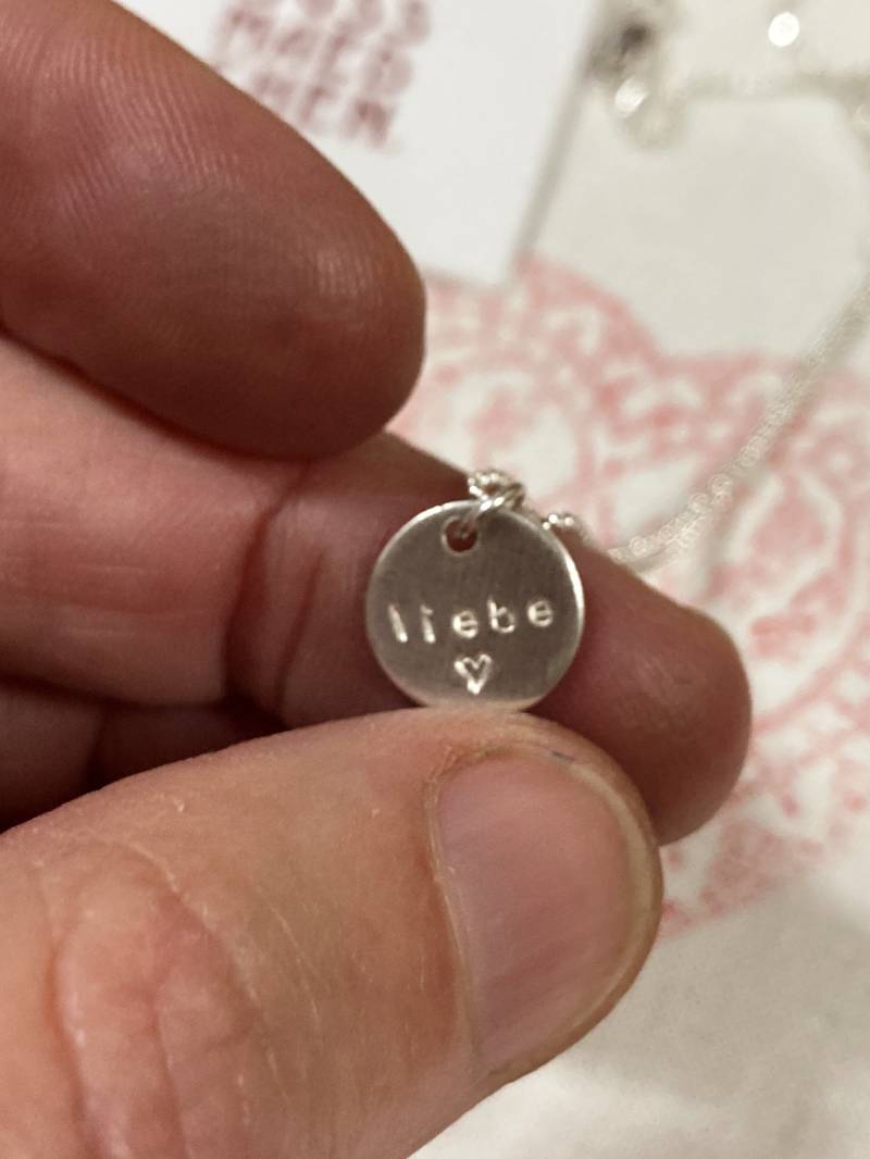 Liebe - Handgestempelter Silberanhänger An Filigraner Kugelkette | Festliche Geschenkidee von Suessmaedchen