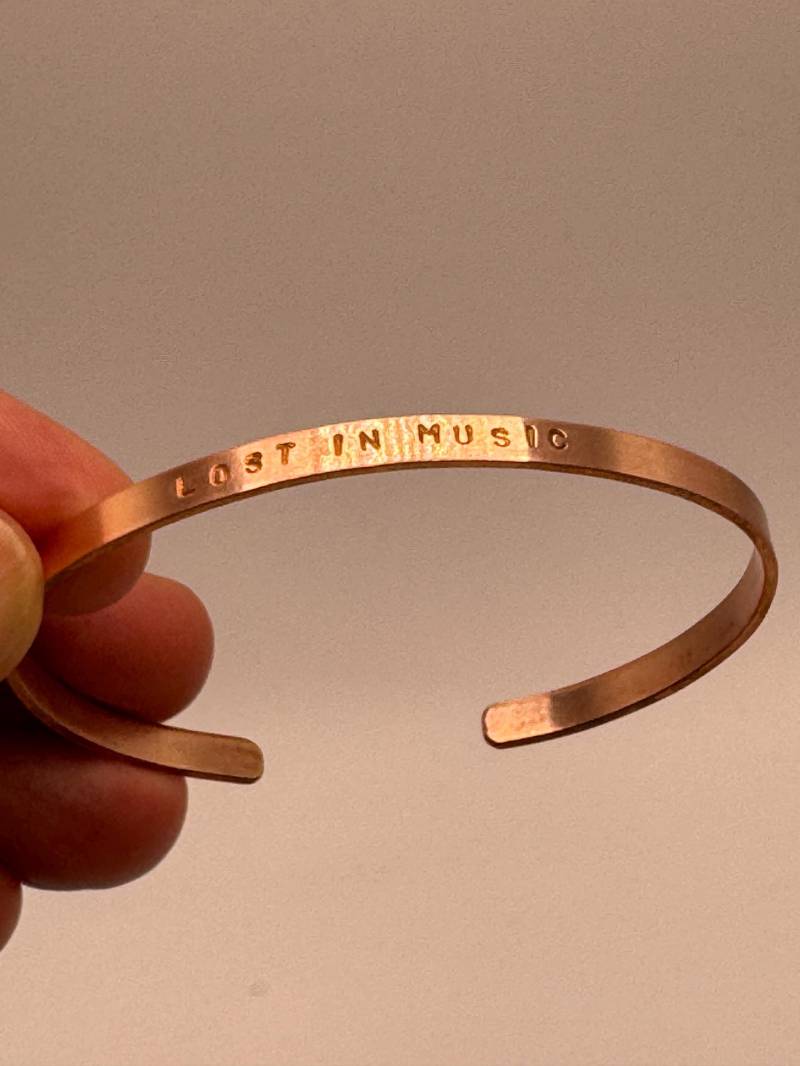 Lost in Music Armreif Rosè Spruch Armspange Biegbar Armschmuck Anpassbar Tochter Geschenk Sommer Schmuck Boho Musik Liebe von Suessmaedchen