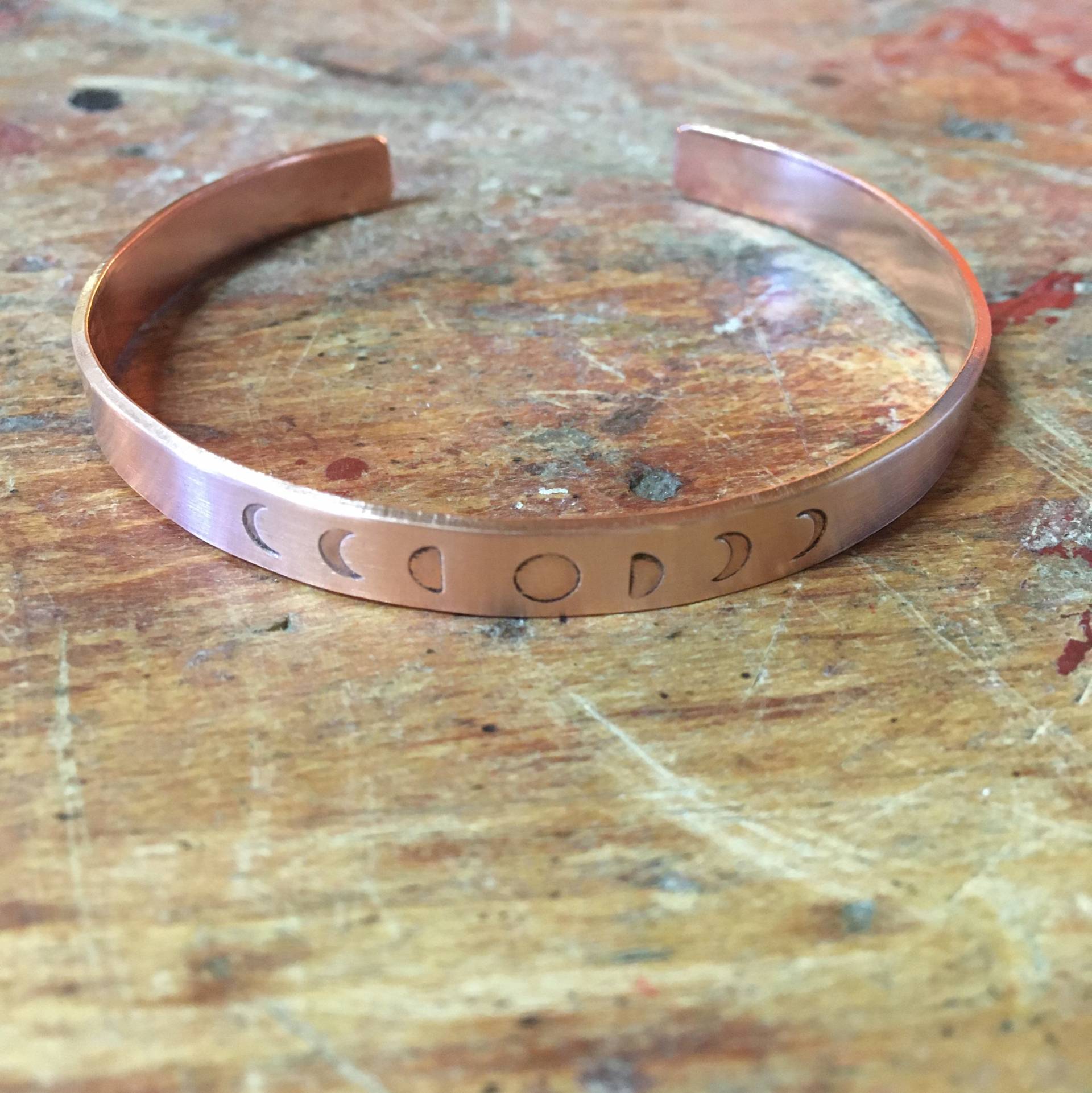 Mondphasen Armreifen Handgestempelte Armspange Rosé, Gold Oder Silber Farben von Suessmaedchen