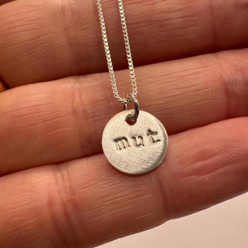 Mut Kette Silber 925 Anhänger Klein Mit Bedeutung Geschenk Für Frauen Motivation Schmuck Wort Mutmacher Filigrane Halskette Courage von Suessmaedchen