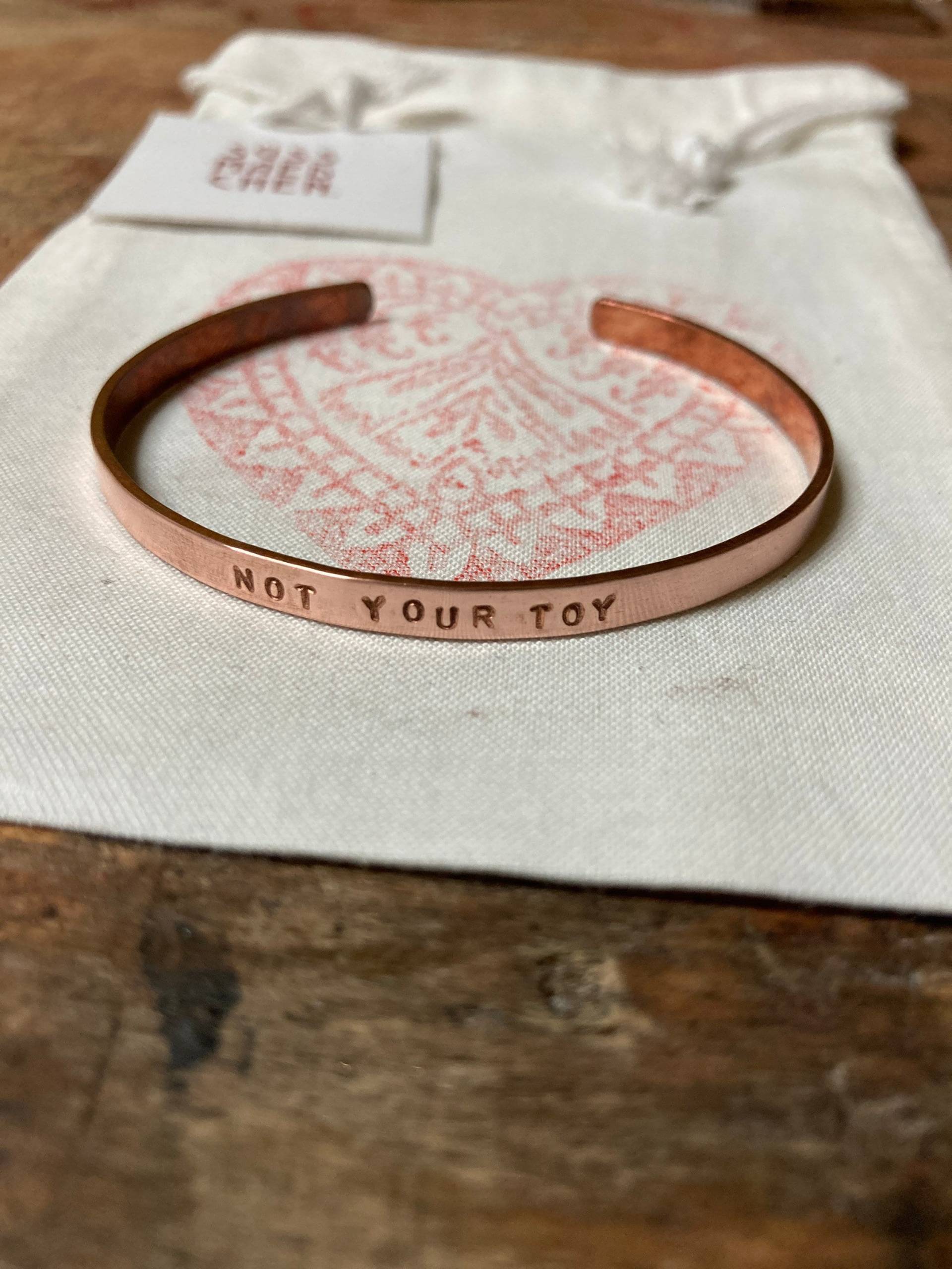 Not Your Toy Armreif Rosè Empowerment Spruch Armspange Biegbar Armschmuck Anpassbar Tochter Geschenk Frau Power Girl Geburtstag Freundin Not Your Toy Armreif Rosè Empowerment Spruch Armspange Biegbar Armschmuck Anpassbar Tochter Geschenk Frau Power Girl Geburtstag Freundin von Suessmaedchen