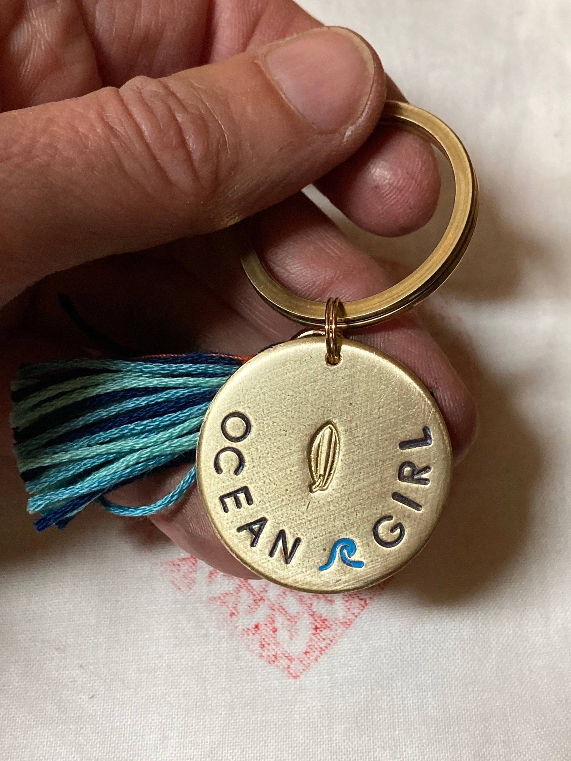 Ocean Girl Schlüsselanhänger Handgestempelt Surf Motiv Maritimer Anhänger Für Surferin Strand Meer Geschenk Idee Surfen Accessoire von Suessmaedchen