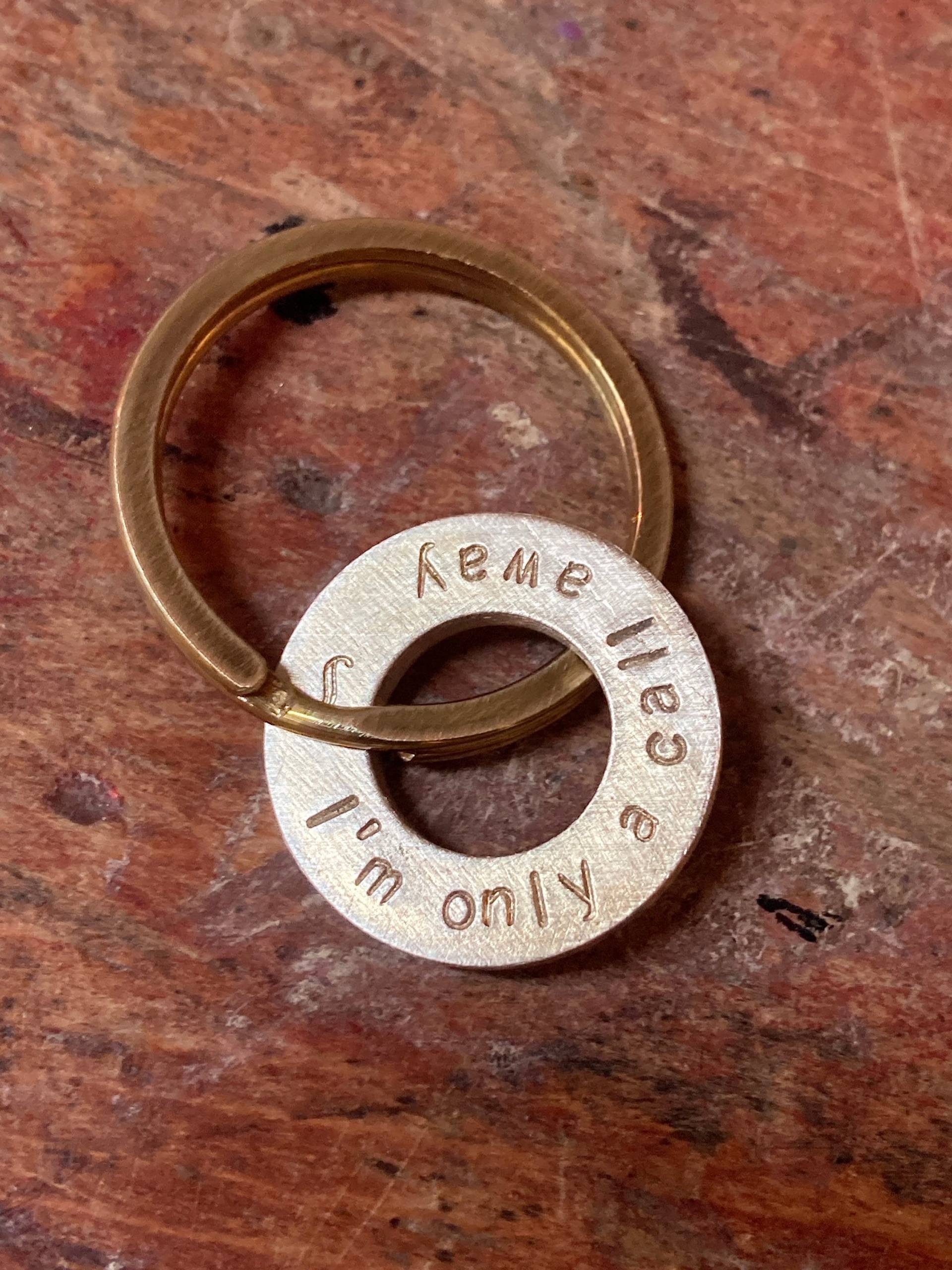 Personalisierter Ring Anhänger Messing Beidseitig Stempelbar, Goldfarbener Talisman Schlüsselanhänger von Suessmaedchen